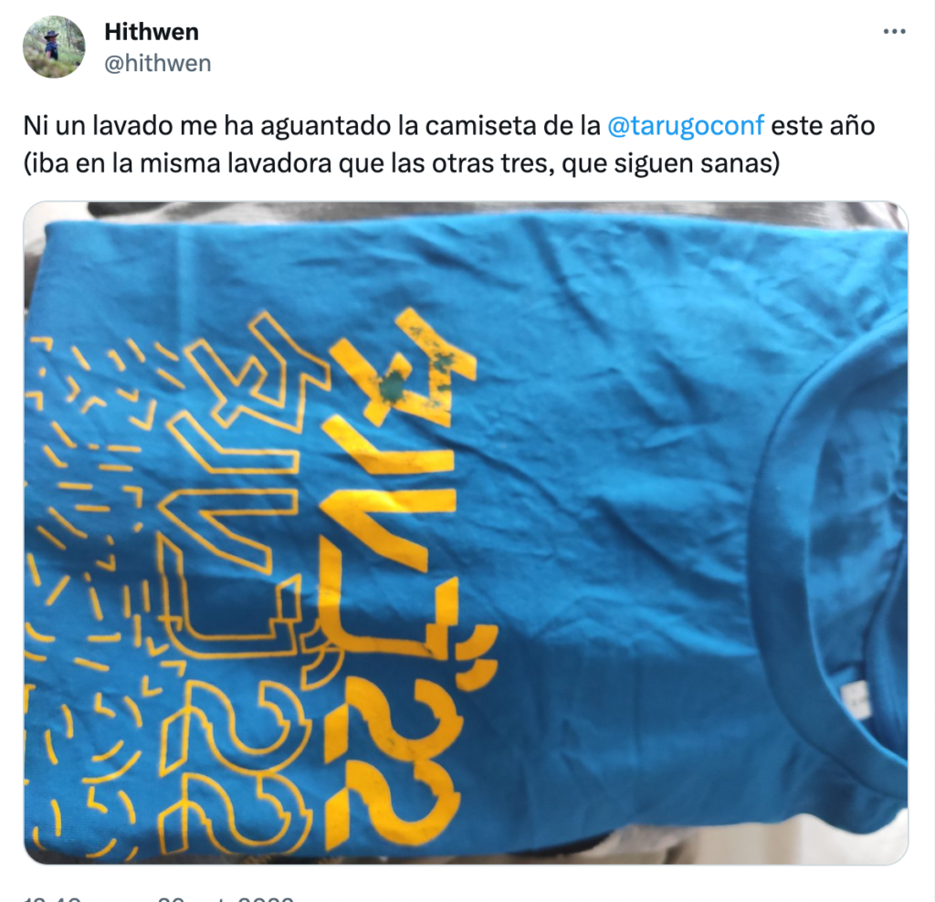 Foto de un tweet donde una asistente se queja de que la camiseta de la Tarugo no le ha durado ni un lavado.