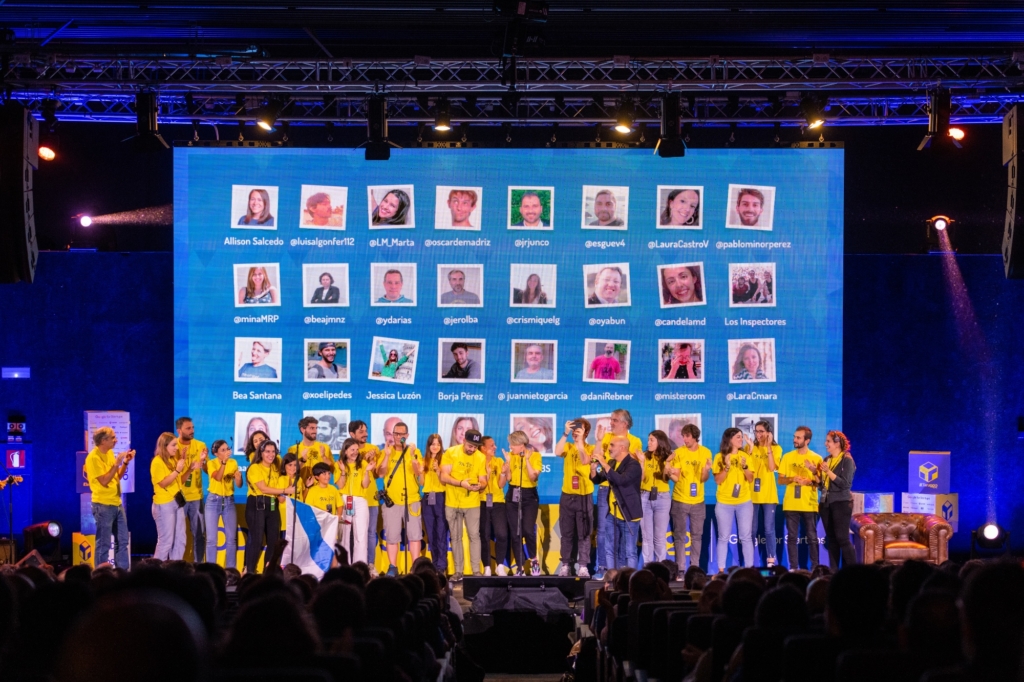 Foto del equipo de voluntarios en el escenario.